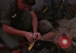 Image d'évacuation des blessés Vietnam, 1965, de la seconde 24 séquences d'archives historiques vidéo 65675070293