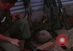 Image d'évacuation des blessés Vietnam, 1965, de la seconde 26 séquences d'archives historiques vidéo 65675070293