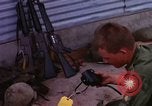 Image d'évacuation des blessés Vietnam, 1965, de la seconde 30 séquences d'archives historiques vidéo 65675070293