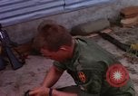 Image d'évacuation des blessés Vietnam, 1965, de la seconde 32 séquences d'archives historiques vidéo 65675070293