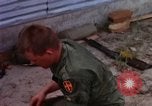 Image d'évacuation des blessés Vietnam, 1965, de la seconde 34 séquences d'archives historiques vidéo 65675070293