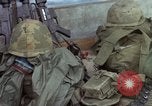 Image d'évacuation des blessés Vietnam, 1965, de la seconde 39 séquences d'archives historiques vidéo 65675070293