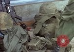 Image d'évacuation des blessés Vietnam, 1965, de la seconde 41 séquences d'archives historiques vidéo 65675070293