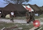 Standbild Evakuierung von Verletzten Vietnam, 1965, aus Sekunde 4 historischem Filmmaterial Videoclip 65675070294