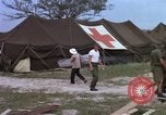 Standbild Evakuierung von Verletzten Vietnam, 1965, aus Sekunde 6 historischem Filmmaterial Videoclip 65675070294