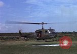 Standbild Evakuierung von Verletzten Vietnam, 1965, aus Sekunde 11 historischem Filmmaterial Videoclip 65675070294