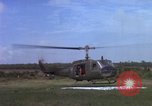 Standbild Evakuierung von Verletzten Vietnam, 1965, aus Sekunde 12 historischem Filmmaterial Videoclip 65675070294