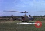 Standbild Evakuierung von Verletzten Vietnam, 1965, aus Sekunde 13 historischem Filmmaterial Videoclip 65675070294