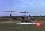 Standbild Evakuierung von Verletzten Vietnam, 1965, aus Sekunde 14 historischem Filmmaterial Videoclip 65675070294