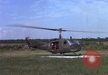 Standbild Evakuierung von Verletzten Vietnam, 1965, aus Sekunde 15 historischem Filmmaterial Videoclip 65675070294