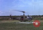 Standbild Evakuierung von Verletzten Vietnam, 1965, aus Sekunde 16 historischem Filmmaterial Videoclip 65675070294
