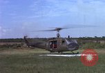 Standbild Evakuierung von Verletzten Vietnam, 1965, aus Sekunde 17 historischem Filmmaterial Videoclip 65675070294