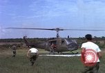 Standbild Evakuierung von Verletzten Vietnam, 1965, aus Sekunde 18 historischem Filmmaterial Videoclip 65675070294