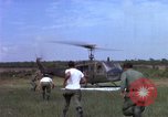 Standbild Evakuierung von Verletzten Vietnam, 1965, aus Sekunde 19 historischem Filmmaterial Videoclip 65675070294