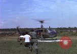 Standbild Evakuierung von Verletzten Vietnam, 1965, aus Sekunde 20 historischem Filmmaterial Videoclip 65675070294