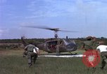 Standbild Evakuierung von Verletzten Vietnam, 1965, aus Sekunde 21 historischem Filmmaterial Videoclip 65675070294