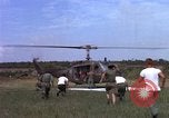 Standbild Evakuierung von Verletzten Vietnam, 1965, aus Sekunde 22 historischem Filmmaterial Videoclip 65675070294