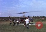 Standbild Evakuierung von Verletzten Vietnam, 1965, aus Sekunde 23 historischem Filmmaterial Videoclip 65675070294