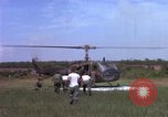 Standbild Evakuierung von Verletzten Vietnam, 1965, aus Sekunde 24 historischem Filmmaterial Videoclip 65675070294