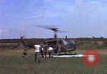 Standbild Evakuierung von Verletzten Vietnam, 1965, aus Sekunde 25 historischem Filmmaterial Videoclip 65675070294