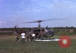 Standbild Evakuierung von Verletzten Vietnam, 1965, aus Sekunde 26 historischem Filmmaterial Videoclip 65675070294