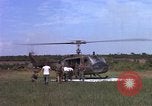 Standbild Evakuierung von Verletzten Vietnam, 1965, aus Sekunde 27 historischem Filmmaterial Videoclip 65675070294