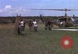 Standbild Evakuierung von Verletzten Vietnam, 1965, aus Sekunde 28 historischem Filmmaterial Videoclip 65675070294