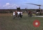 Standbild Evakuierung von Verletzten Vietnam, 1965, aus Sekunde 29 historischem Filmmaterial Videoclip 65675070294
