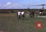 Standbild Evakuierung von Verletzten Vietnam, 1965, aus Sekunde 30 historischem Filmmaterial Videoclip 65675070294