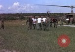 Standbild Evakuierung von Verletzten Vietnam, 1965, aus Sekunde 31 historischem Filmmaterial Videoclip 65675070294