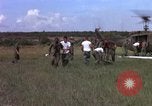 Standbild Evakuierung von Verletzten Vietnam, 1965, aus Sekunde 32 historischem Filmmaterial Videoclip 65675070294