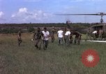 Standbild Evakuierung von Verletzten Vietnam, 1965, aus Sekunde 33 historischem Filmmaterial Videoclip 65675070294