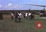 Standbild Evakuierung von Verletzten Vietnam, 1965, aus Sekunde 34 historischem Filmmaterial Videoclip 65675070294