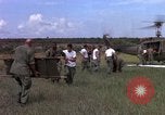 Standbild Evakuierung von Verletzten Vietnam, 1965, aus Sekunde 35 historischem Filmmaterial Videoclip 65675070294