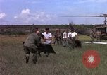 Standbild Evakuierung von Verletzten Vietnam, 1965, aus Sekunde 36 historischem Filmmaterial Videoclip 65675070294