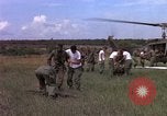 Standbild Evakuierung von Verletzten Vietnam, 1965, aus Sekunde 37 historischem Filmmaterial Videoclip 65675070294