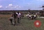 Standbild Evakuierung von Verletzten Vietnam, 1965, aus Sekunde 38 historischem Filmmaterial Videoclip 65675070294