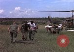 Standbild Evakuierung von Verletzten Vietnam, 1965, aus Sekunde 39 historischem Filmmaterial Videoclip 65675070294