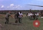Standbild Evakuierung von Verletzten Vietnam, 1965, aus Sekunde 40 historischem Filmmaterial Videoclip 65675070294