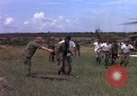 Standbild Evakuierung von Verletzten Vietnam, 1965, aus Sekunde 41 historischem Filmmaterial Videoclip 65675070294