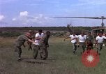Standbild Evakuierung von Verletzten Vietnam, 1965, aus Sekunde 42 historischem Filmmaterial Videoclip 65675070294