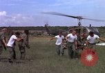 Standbild Evakuierung von Verletzten Vietnam, 1965, aus Sekunde 43 historischem Filmmaterial Videoclip 65675070294