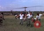 Standbild Evakuierung von Verletzten Vietnam, 1965, aus Sekunde 44 historischem Filmmaterial Videoclip 65675070294