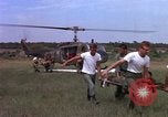 Standbild Evakuierung von Verletzten Vietnam, 1965, aus Sekunde 45 historischem Filmmaterial Videoclip 65675070294