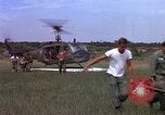 Standbild Evakuierung von Verletzten Vietnam, 1965, aus Sekunde 46 historischem Filmmaterial Videoclip 65675070294