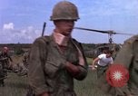 Standbild Evakuierung von Verletzten Vietnam, 1965, aus Sekunde 47 historischem Filmmaterial Videoclip 65675070294