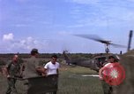 Standbild Evakuierung von Verletzten Vietnam, 1965, aus Sekunde 48 historischem Filmmaterial Videoclip 65675070294