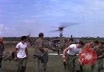 Standbild Evakuierung von Verletzten Vietnam, 1965, aus Sekunde 49 historischem Filmmaterial Videoclip 65675070294