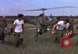 Standbild Evakuierung von Verletzten Vietnam, 1965, aus Sekunde 50 historischem Filmmaterial Videoclip 65675070294