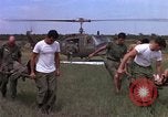 Standbild Evakuierung von Verletzten Vietnam, 1965, aus Sekunde 51 historischem Filmmaterial Videoclip 65675070294